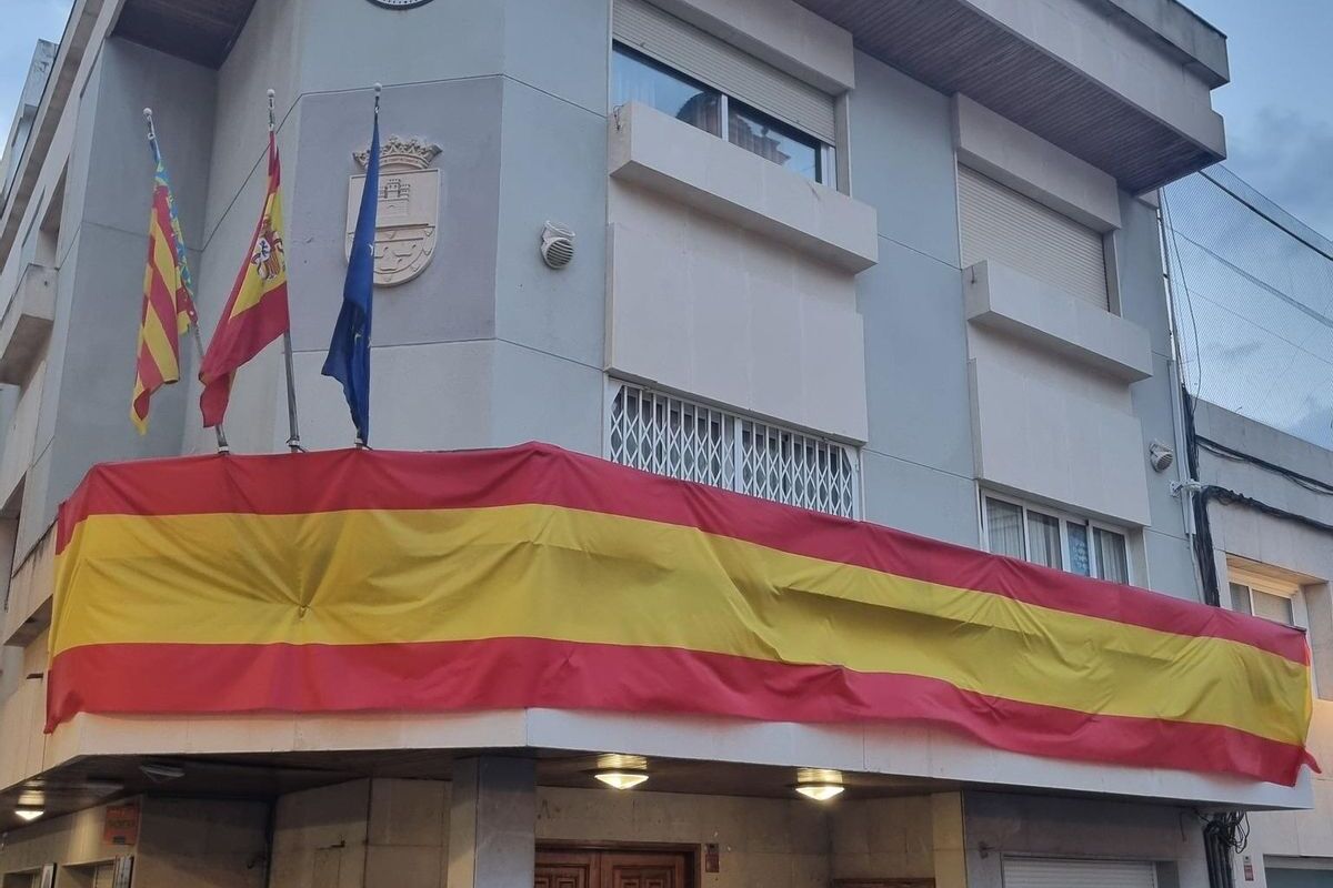 El PP rompe el gobierno en coalición con VOX en Montserrat (Valencia) porque un edil puso banderas españolas en edificios públicos