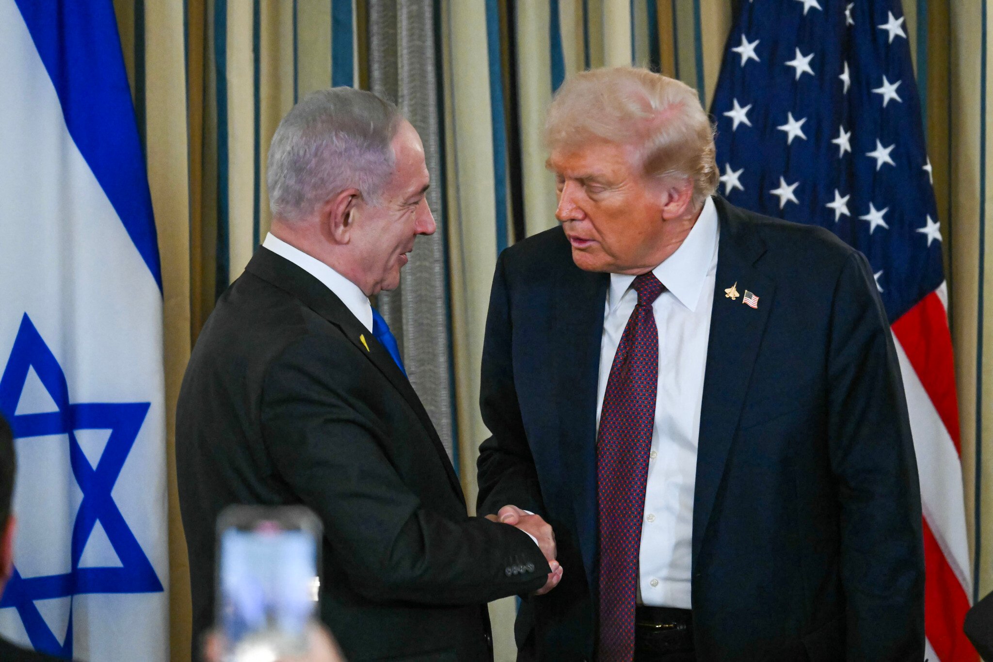 El Ejército israelí comienza a replegarse de las áreas urbanas de Gaza tras el acuerdo de paz propuesto por Trump