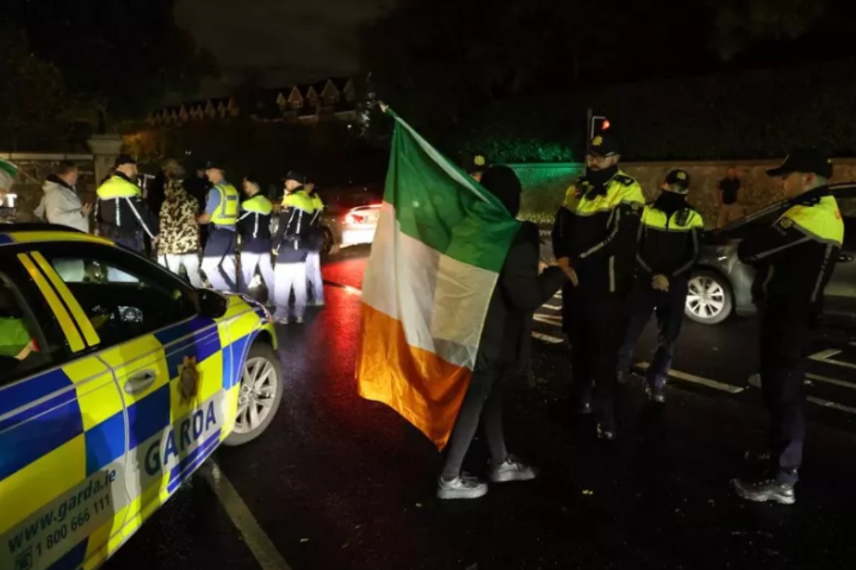 Más de 2.000 personas se manifiestan frente a un centro de acogida de inmigrantes en Dublín tras la violación de una menor