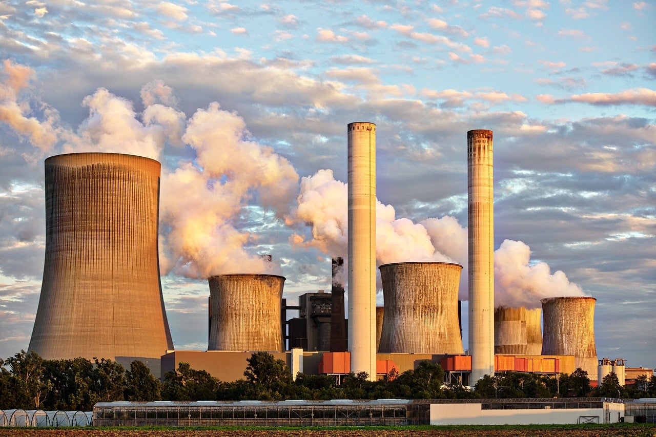 Un informe advierte de subidas de precios de la luz, más emisiones contaminantes y riesgos de apagones tras cerrar las centrales nucleares