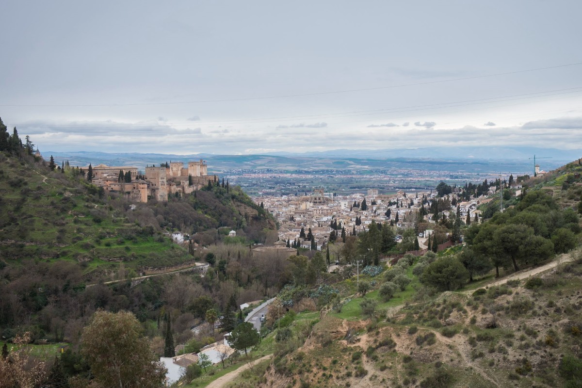 De los olivos de Jaén a la Alhambra de Granada: la instalación de un nuevo proyecto solar pone en peligro el conjunto histórico