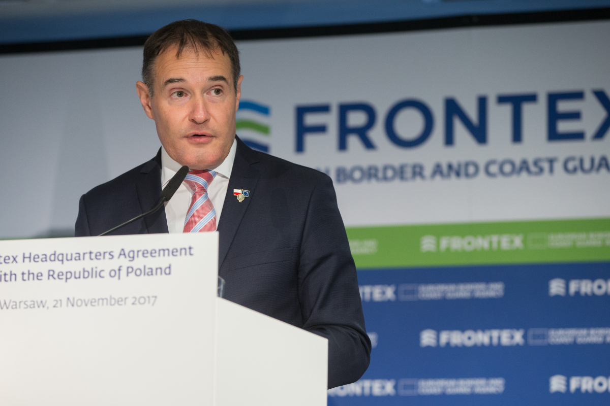 El exjefe de Frontex revela presiones de Bruselas y de la red de Soros para imponer una política de «fronteras abiertas»