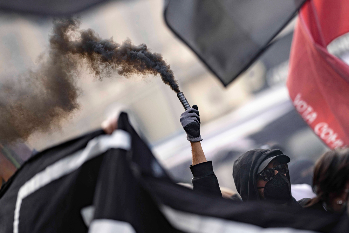 El FBI presenta los primeros cargos por terrorismo contra miembros de Antifa tras un ataque a un centro de detención en Texas