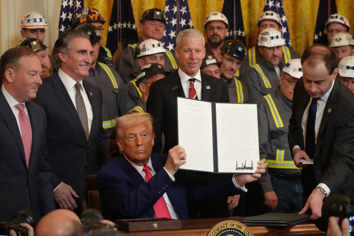 Trump reta a la agenda climática global e impulsa el renacer del carbón con una inversión histórica: «Es el motor del mundo»