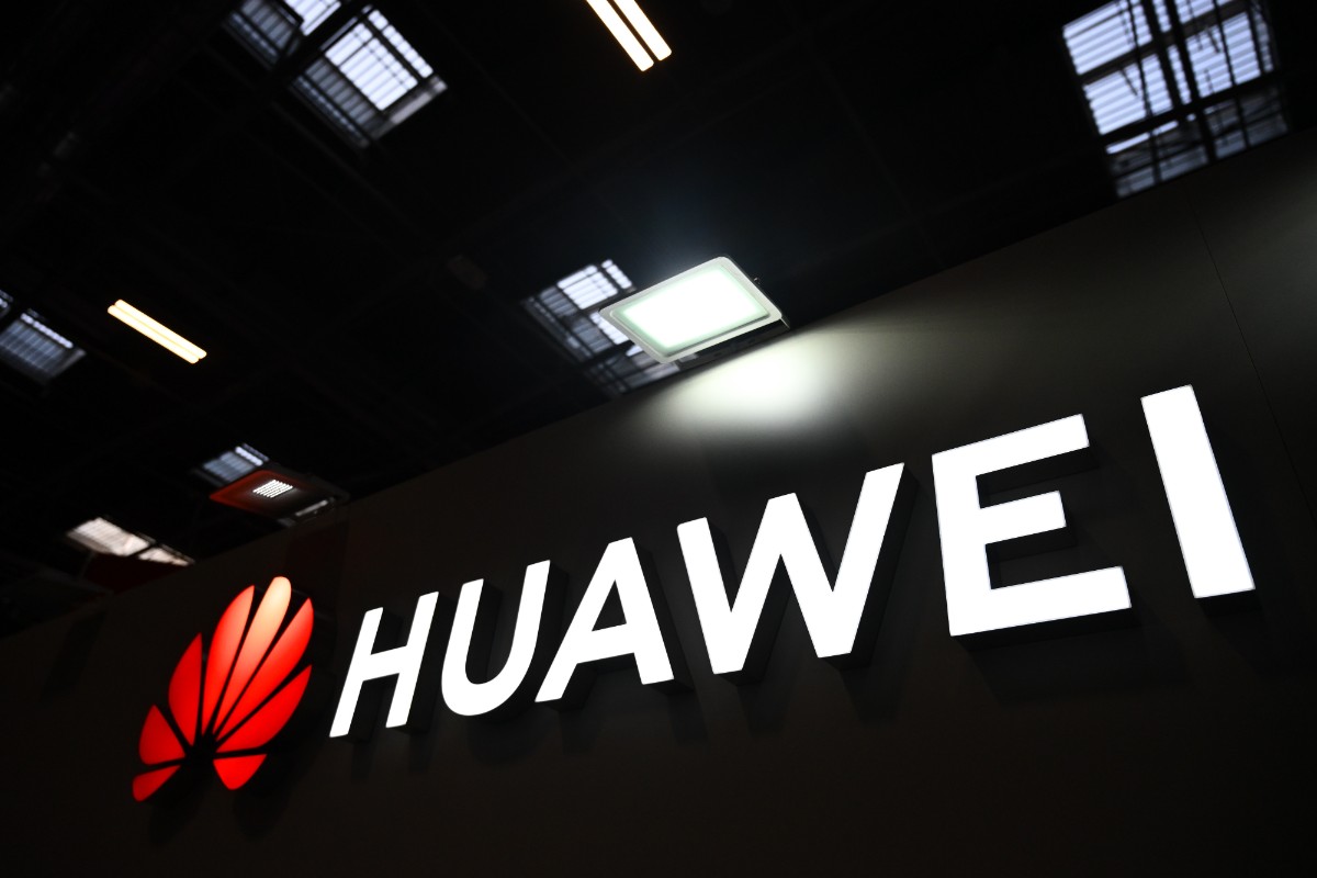 Bruselas estrecha el control sobre contratos del Gobierno de Sánchez con Huawei pagados con fondos europeos