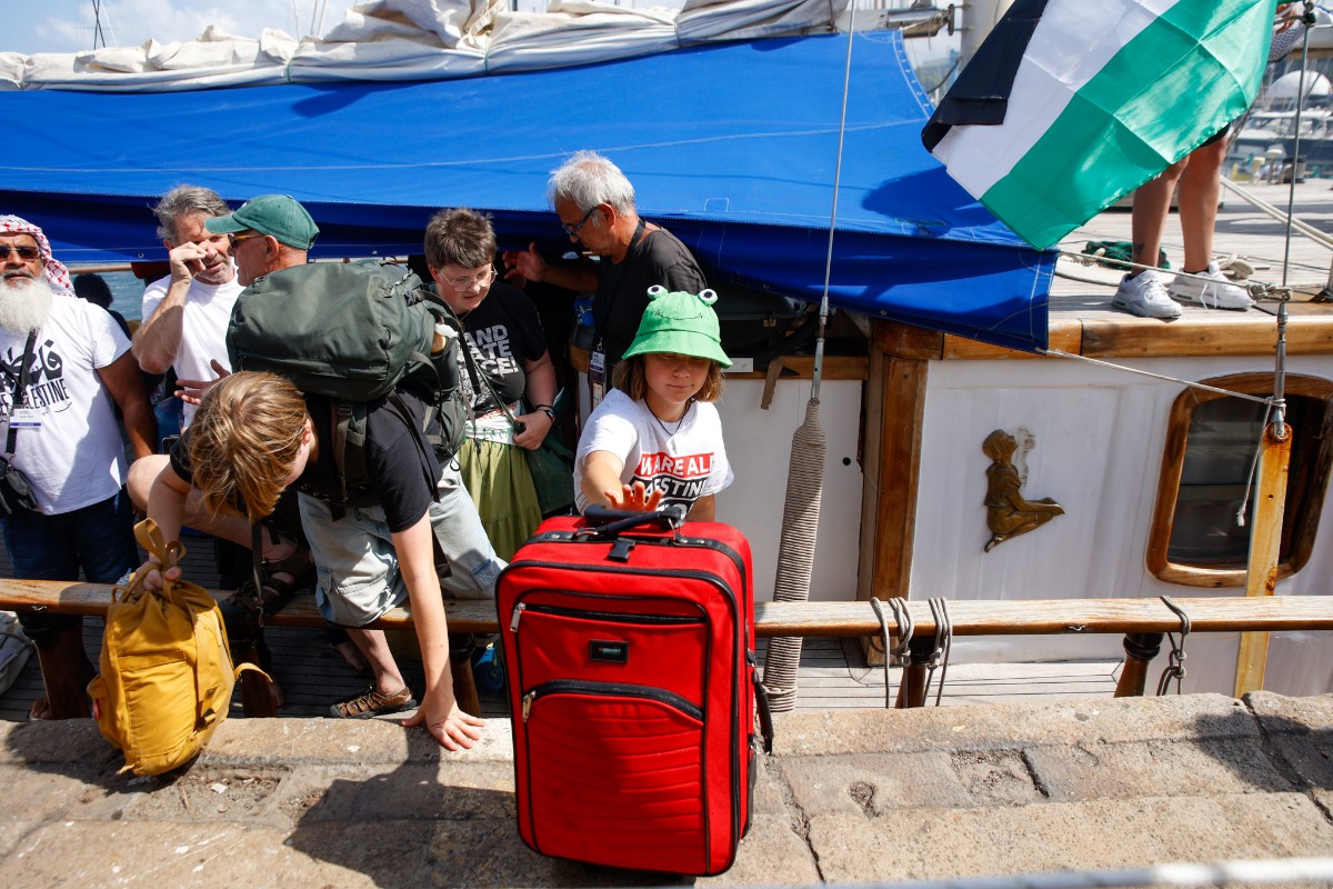 El Gobierno de Suiza aísla a Sánchez y también anuncia que cobrará los vuelos a los deportados de la flotilla: «Fueron bajo su responsabilidad»