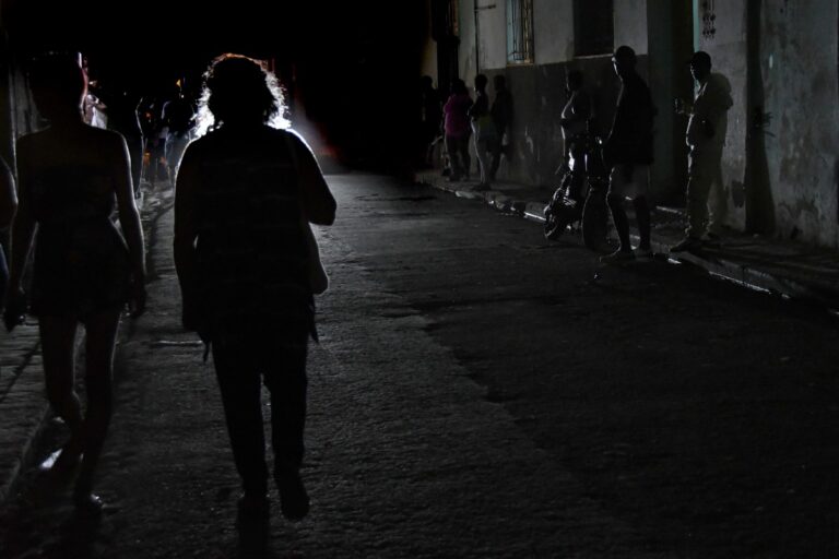 Colapso energético de la dictadura castrista: Cuba sufre el segundo apagón total de su sistema eléctrico en una semana