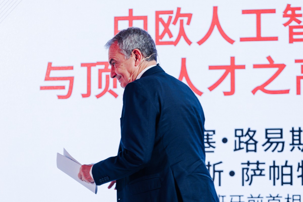 Así maniobró Zapatero para que la cúpula de Huawei se colase hasta el Rey con aval de Moncloa