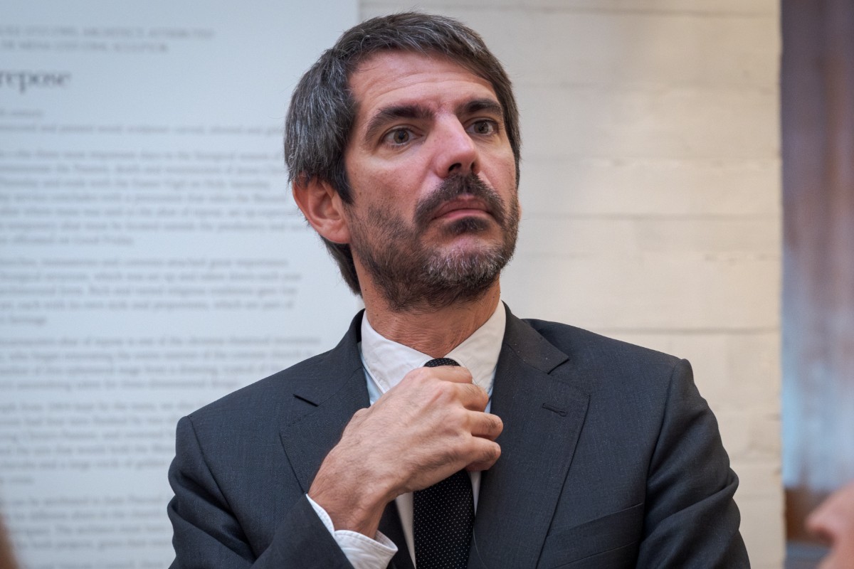 El ministro Urtasun gasta más de 90.000 euros en la compra de una colección de literatura erótica para la Biblioteca Nacional