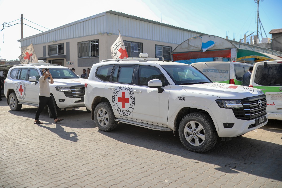 Los terroristas de Hamás entregan los restos de dos rehenes israelíes retenidos en Gaza