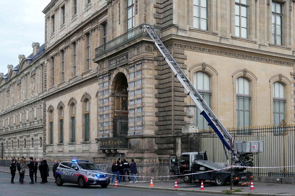 El Louvre, símbolo de la decadencia francesa: inmigrantes, basura y rezos islámicos frente a la Gioconda