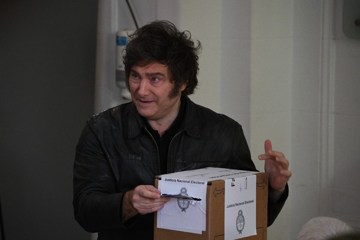 Javier Milei vota en la sede de Medrano (Buenos Aires) en las elecciones legislativas argentinas 