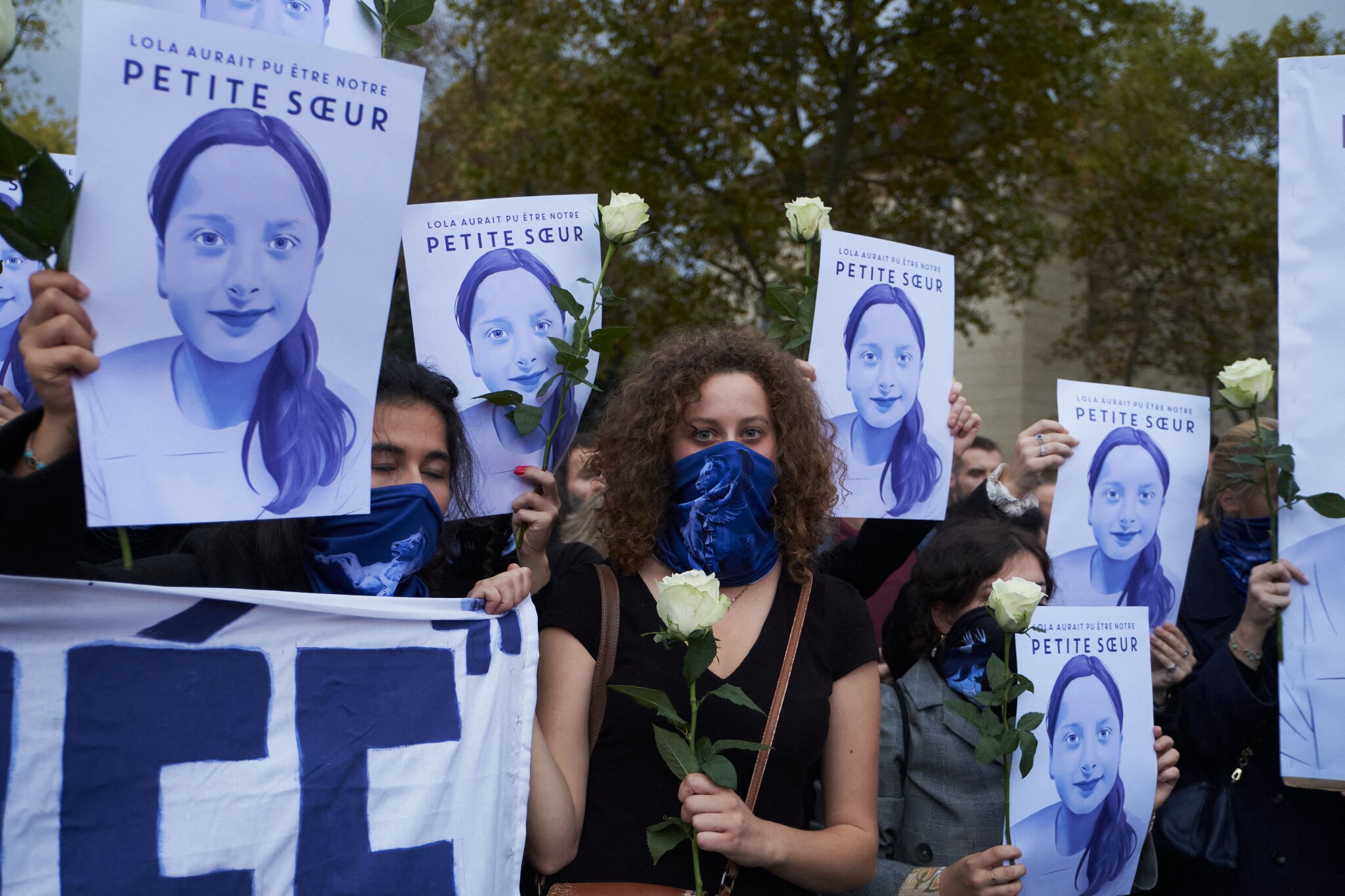 Jóvenes patriotas rinden homenaje a la niña asesinada por una argelina bajo orden de expulsión en París: «Para Lola, ni olvido ni perdón»