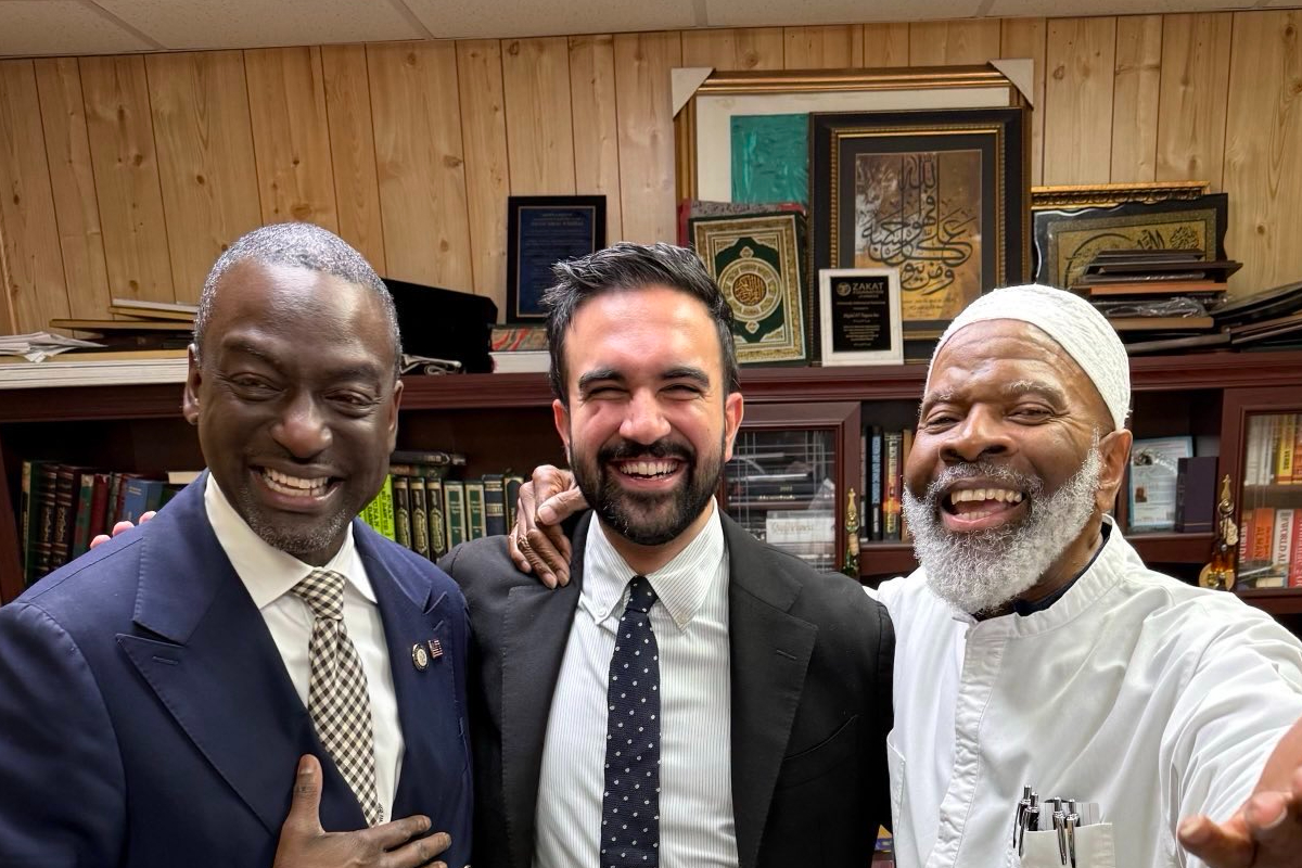 El candidato demócrata a la alcaldía de Nueva York Zohran Mamdani hace campaña junto a un imán vinculado al atentado terrorista de 1993