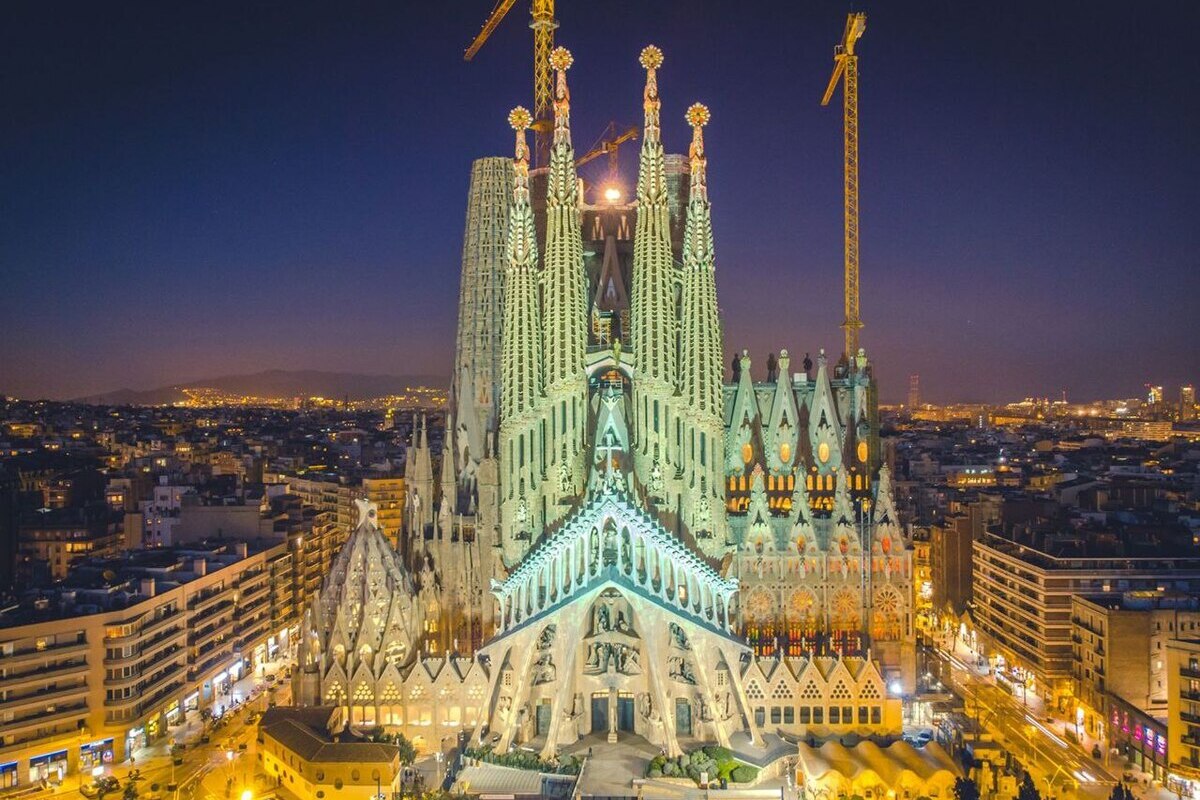 La Sagrada Familia se convierte en la iglesia más alta del mundo tras colocar el primer elemento de la Cruz en la torre de Jesucristo
