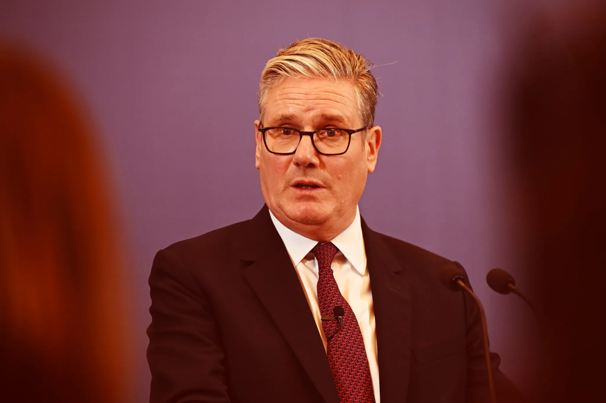 Dictadura británica: Keir Starmer anuncia que quien no tenga móvil y no pueda ser monitorizado deberá pagar 85 libras cada vez que se deba identificar