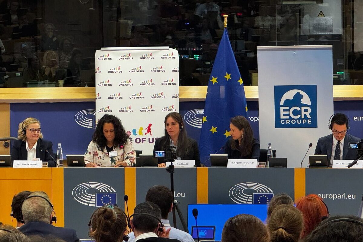 Un grupo de activistas piden desde el Parlamento Europeo que se deje de financiar el aborto y se dé apoyo a las madres en un evento multitudinario