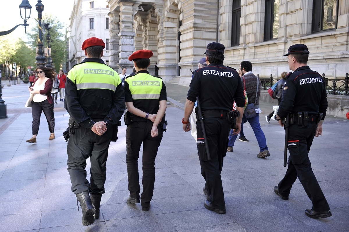La Ertzaintza vuelve a informar de la nacionalidad de los detenidos en Álava: el 58% de los delitos en 2024 fueron cometidos por extranjeros