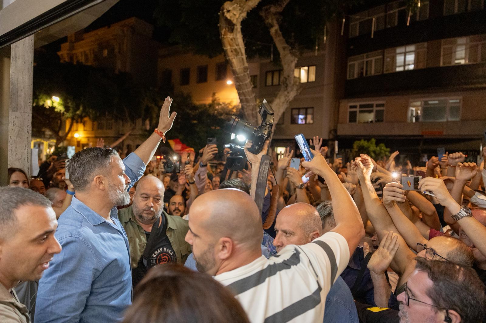 Multitudinario recibimiento a Santiago Abascal en Las Palmas: más de 3.000 personas se quedan fuera del auditorio en el que da un mitin