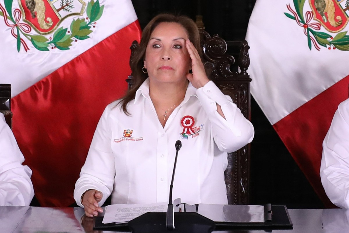 La Fiscalía de Perú pide la retirada del pasaporte a Dina Boluarte luego de su destitución como presidente