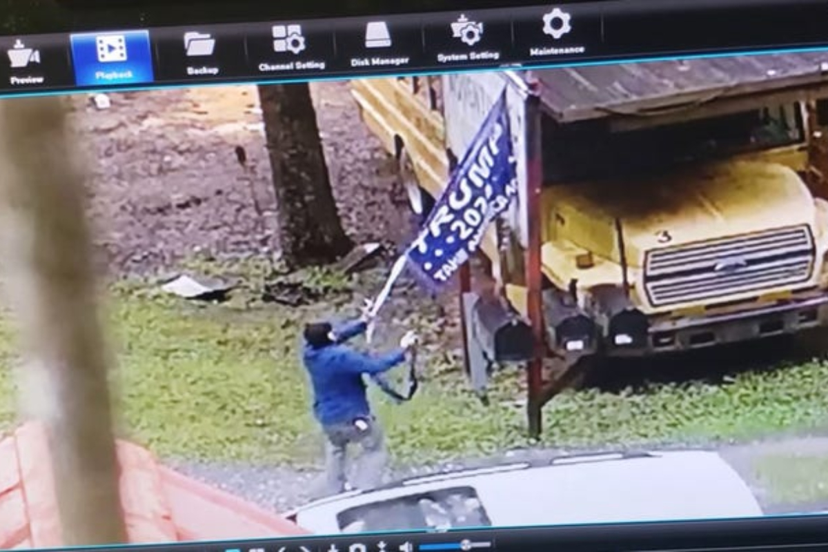 Un nuevo ataque de odio político en EEUU: un encapuchado «estilo Antifa» arranca una pancarta de Trump y abre fuego contra la casa