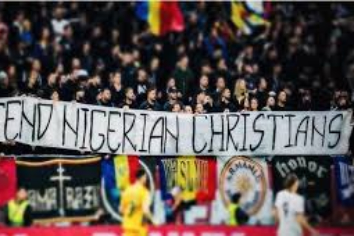 Aficionados rumanos denuncian el genocidio de cristianos en Nigeria durante el último partido contra Austria