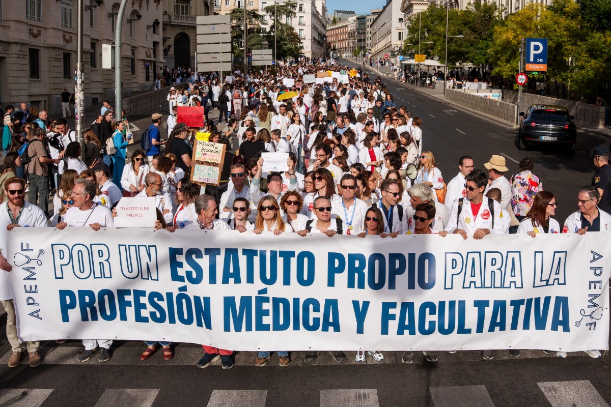 Los médicos se hartan de Mónica García: convocan una huelga médica nacional a partir del 16 de febrero contra el Estatuto Marco de Sanidad