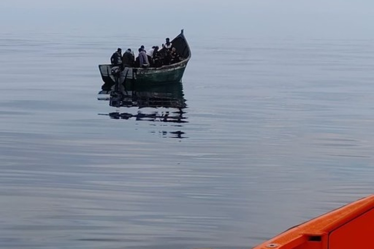 La invasión migratoria no cesa: Salvamento Marítimo localiza una patera con 40 inmigrantes ilegales a bordo en aguas próximas a Fuerteventura