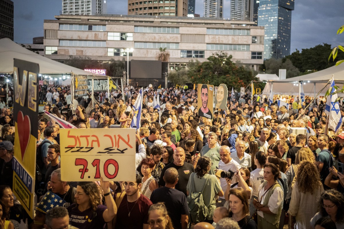 Más de 400.000 personas celebran en la plaza de los Rehenes de Tel Aviv el acuerdo de paz auspiciado por Trump: «Todos tenemos una deuda con él»