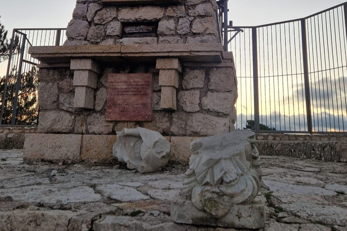 Destrozan y tiran por el suelo la imagen Virgen de la Cinta en la cumbre del MontCaro, en Roquetes (Tarragona)