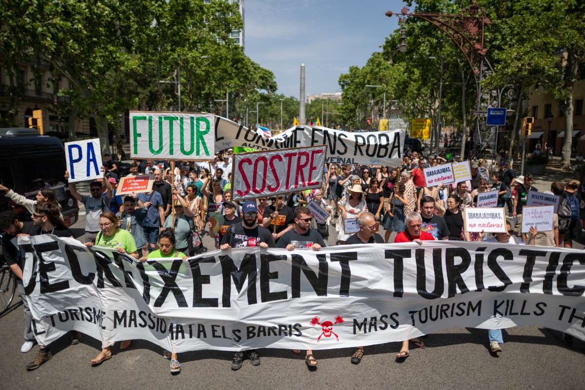 Turismofobia: la puerta de entrada a una agenda decrecentista que busca naturalizar el empobrecimiento