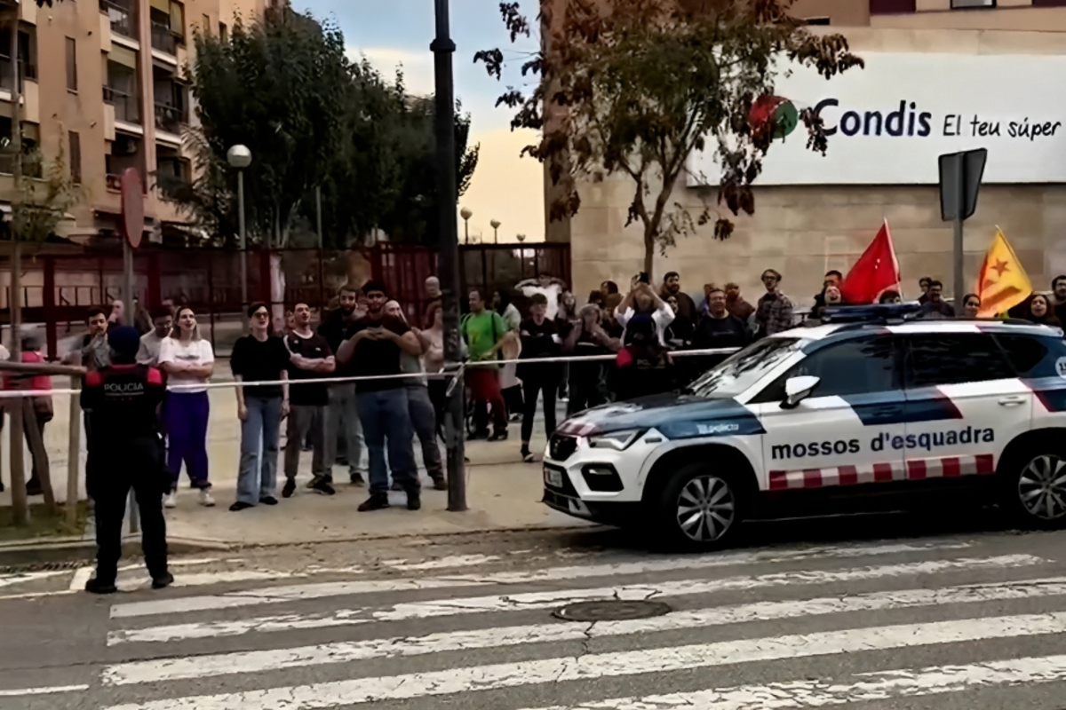 Islamistas y menas asaltan el cordón policial y atacan a diputados, concejales y simpatizantes de VOX con piedras en Sabadell