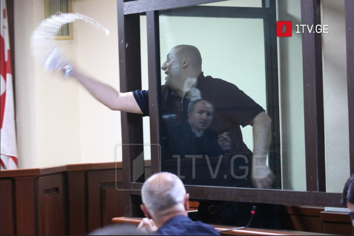 Condenan a un año y medio de cárcel a un líder de la oposición georgiana por lanzar agua a un juez