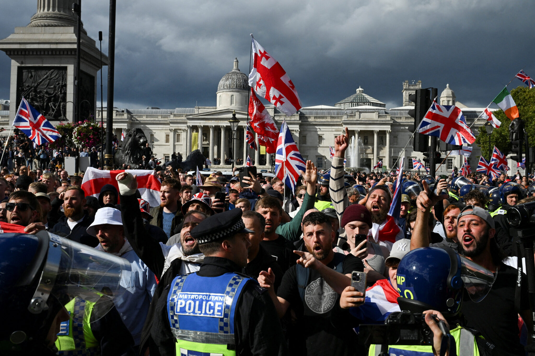 Dos de cada tres británicos apoyan la deportación masiva de inmigrantes ilegales ante la crisis de inseguridad que vive el país
