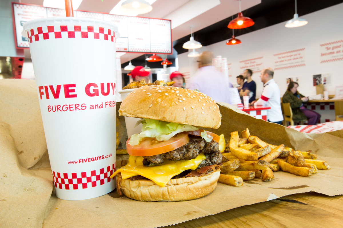 La islamización llega a la comida rápida: la cadena Five Guys elimina el alcohol y sirve carne halal en Francia