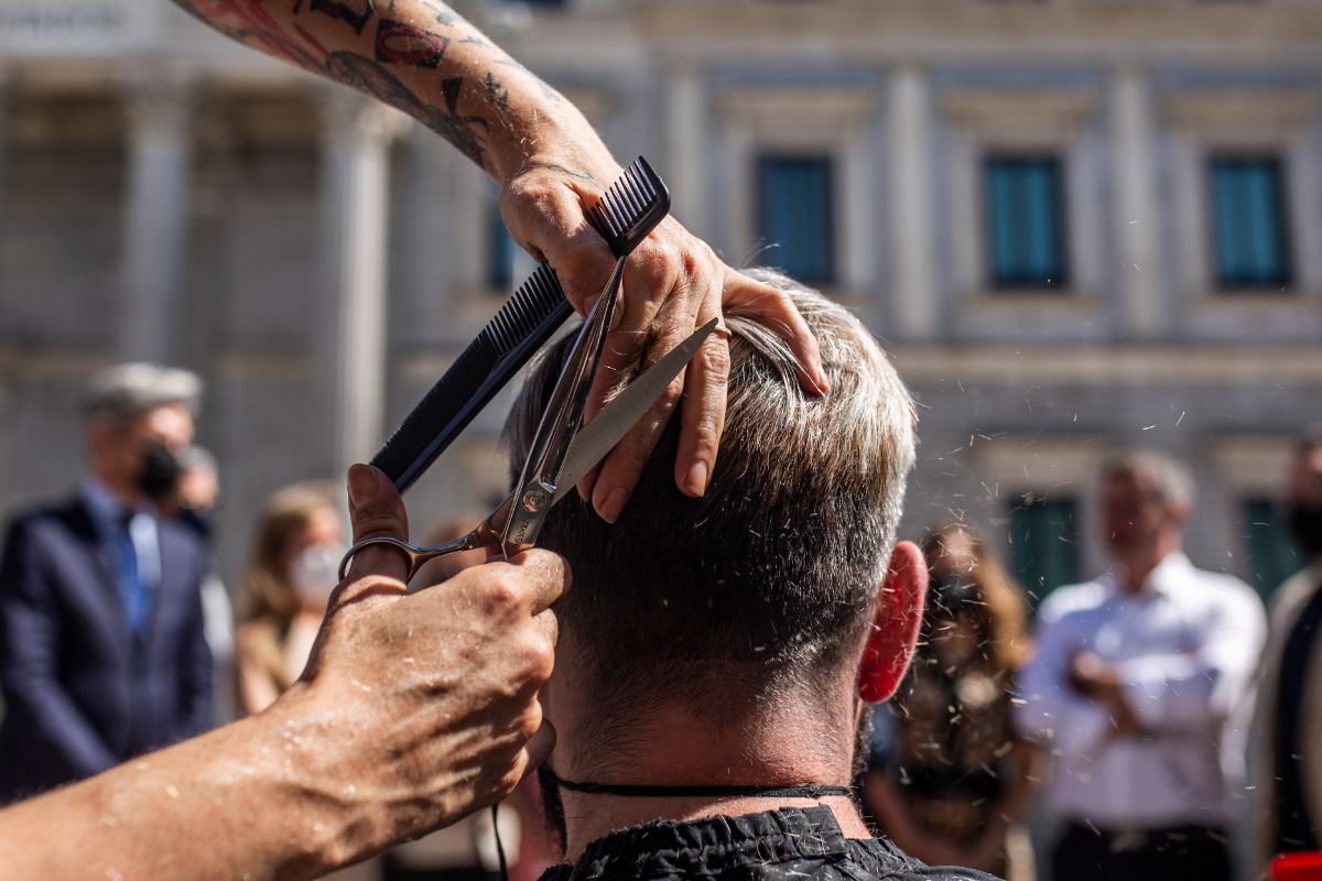 Reino Unido descubre una red criminal masiva oculta tras barberías turcas: blanqueo, trata, drogas e inmigración ilegal