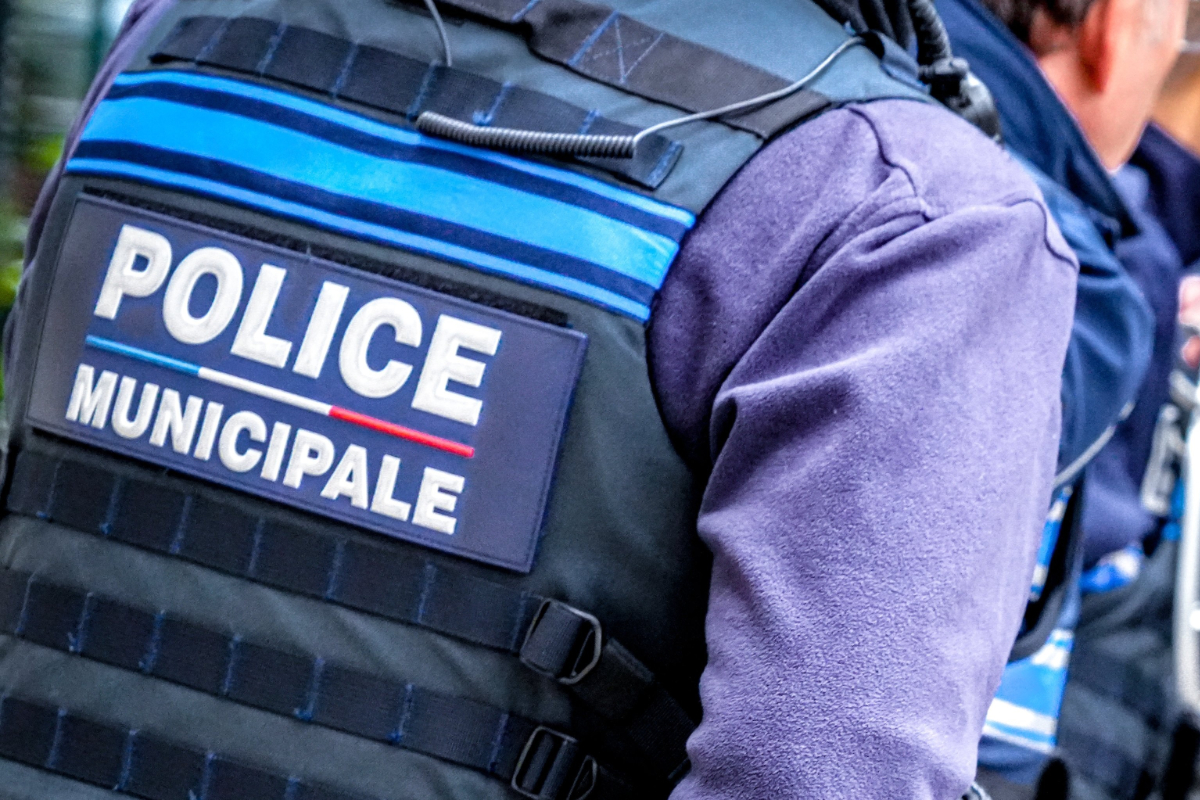 Una feminista francesa es agredida por un inmigrante ilegal magrebí con orden de expulsión desde 2024 al intentar proteger a dos menores