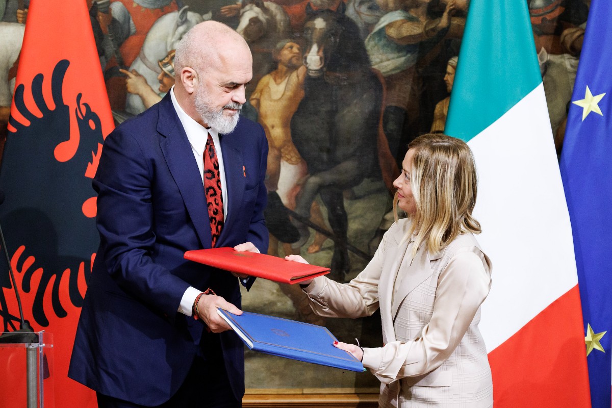 Meloni defiende su política basada en la repatriación de inmigrantes ilegales: «Cambiará todo el paradigma en la gestión de los flujos migratorios»