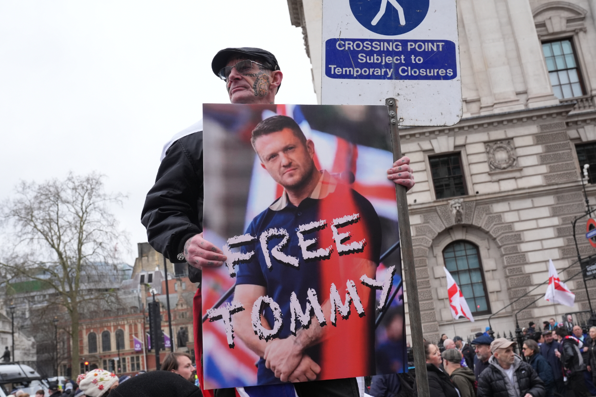 El activista patriota Tommy Robinson es absuelto del «delito de terrorismo» por negarse a entregar la clave de su móvil a la policía británica