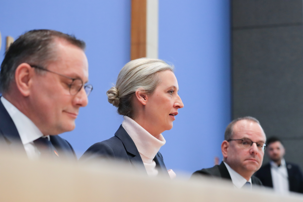 AfD consolida su liderazgo electoral en Alemania y amplía su ventaja al caer la CDU/CSU a su mínimo desde 2022, según una encuesta