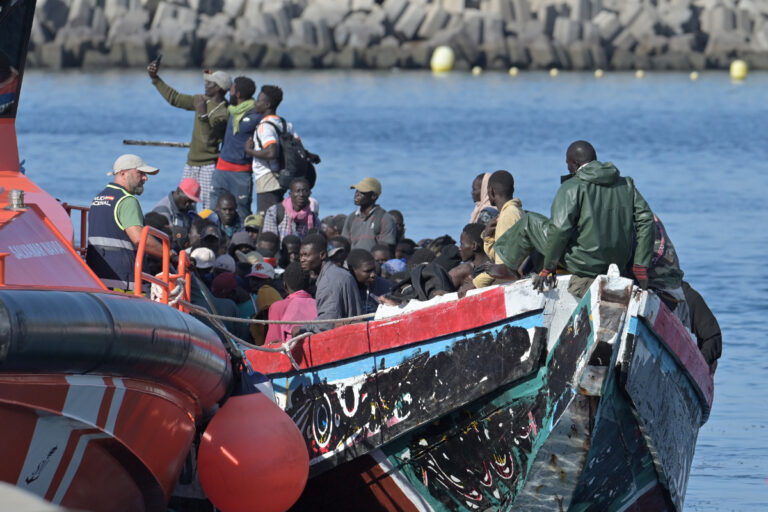 La invasión no cesa: más de 650 inmigrantes ilegales llegan a la isla de El Hierro en cinco cayucos en pocas horas