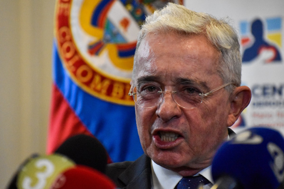 El expresidente colombiano Álvaro Uribe fustiga a Petro por sus vínculos con Maduro: «O estamos con el narcoterrorismo, o estamos con la democracia»