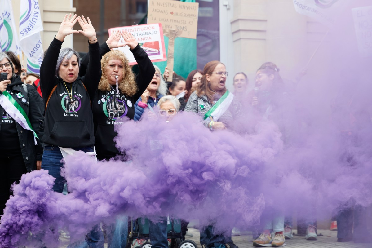 El feminismo llega al 25N más dividido que nunca mientras el Gobierno intenta esquivar el escándalo de las pulseras antimaltrato