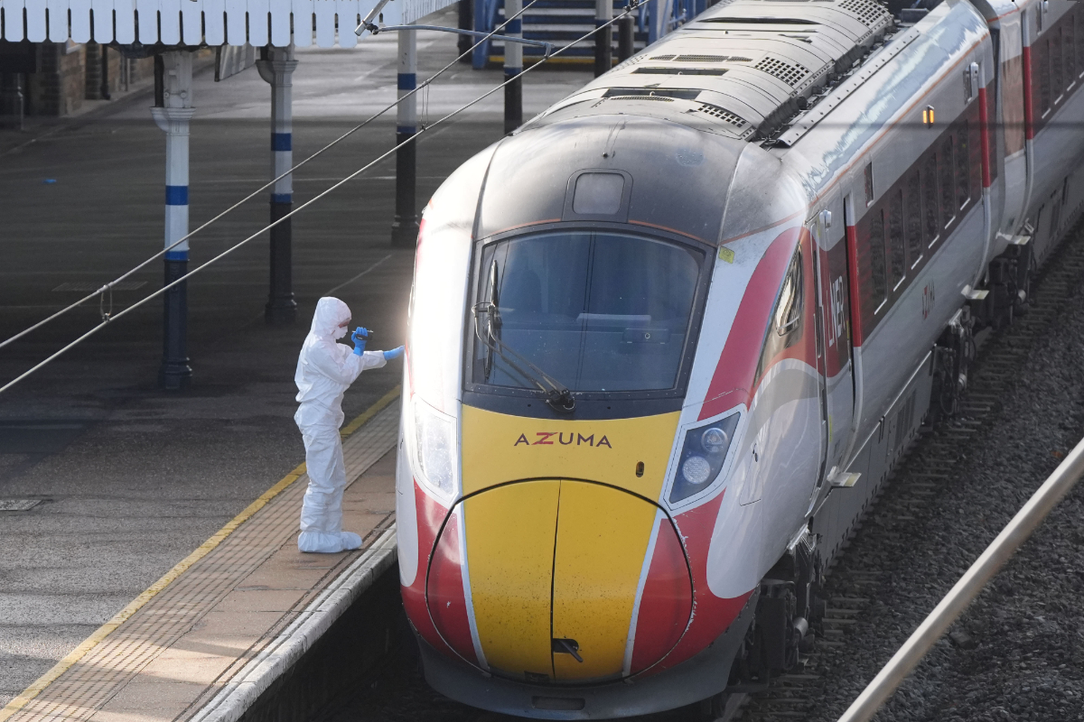 Los autores del apuñalamiento múltiple en el tren de Huntingdon (Reino Unido) son dos hombres de origen inmigrante