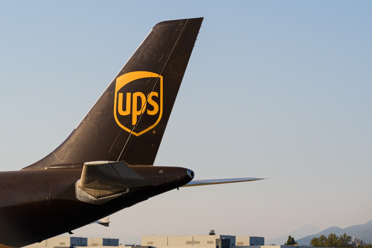 Un avión de transporte con tres tripulantes a bordo se estrella tras despegar del aeropuerto de Louisville