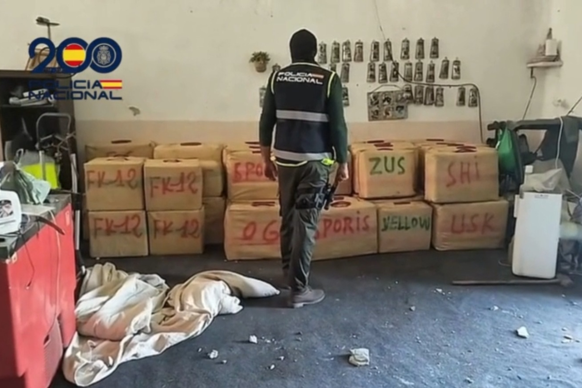 Intervenidos 2.000 kilos de hachís y un fusil de asalto AK-47 en una operación policial en el río Guadalete (Cádiz)