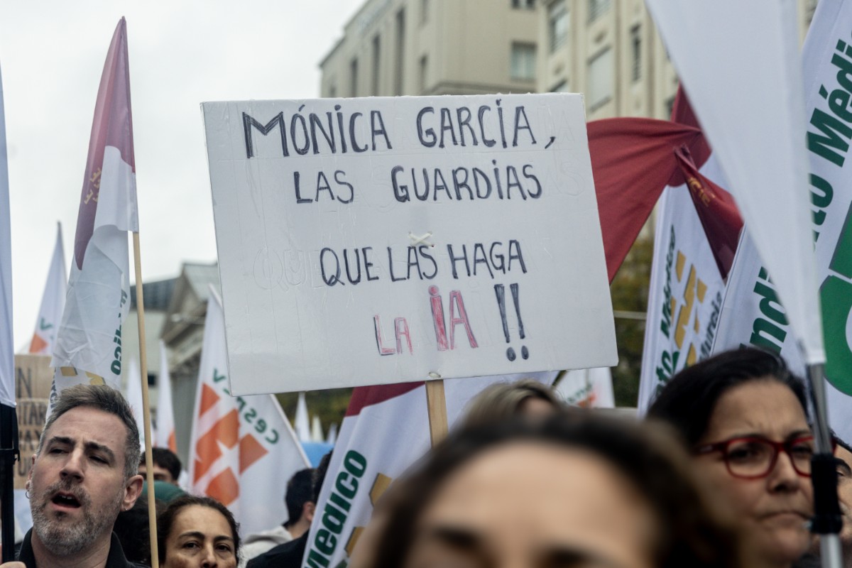 Miles de médicos de toda España señalan en Madrid a Mónica García como  responsable del caos sanitario y exigen su dimisión - LA GACETA