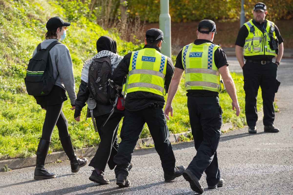 Bristol, de nuevo en tensión por el rechazo vecinal a los hoteles para inmigrantes ilegales: cinco detenidos y un agente herido