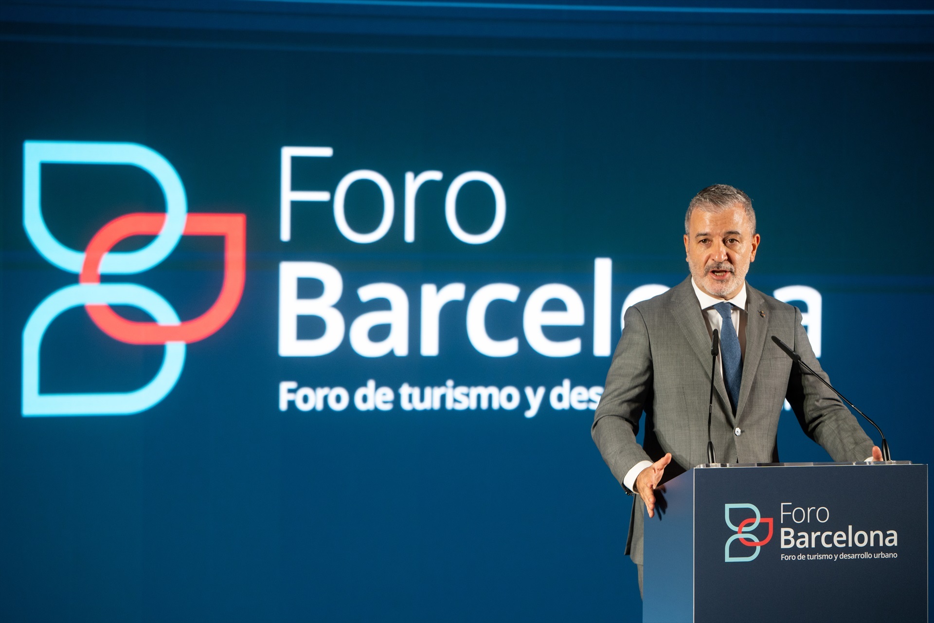 El PSC de Barcelona gastará tres millones en una «casa de influencers» para frenar el avance del español en redes sociales