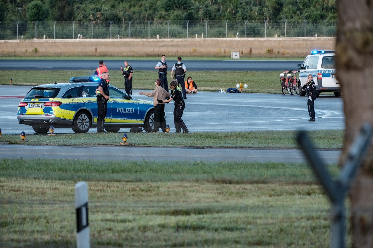 Diez activistas climáticos, condenados a pagar más de 400.000 euros por interrumpir el tráfico aéreo en el aeropuerto de Hamburgo